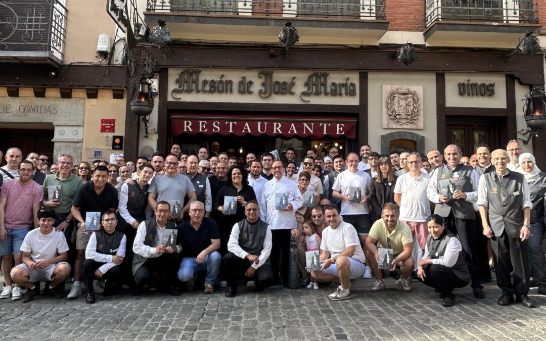 José María firma ejemplares de «Valor y Valores» a los trabajadores de Gastronomía José María